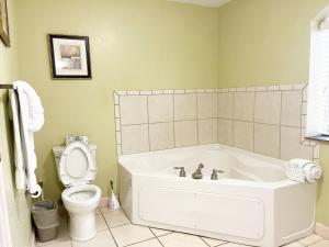 Ein Badezimmer in der Unterkunft Unit 1606 - Mountain View Condos