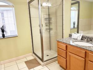 ein Badezimmer mit Dusche und Waschbecken in der Unterkunft Unit 1606 - Mountain View Condos in Pigeon Forge