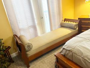 Ein Bett oder Betten in einem Zimmer der Unterkunft Unit 1606 - Mountain View Condos