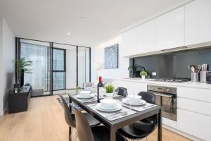 Una cocina y un comedor con mesa y sillas. en 2BR Apartment, Panoramic 180 Degrees Views on 52nd Floor, en Melbourne
