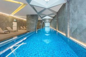 Una gran piscina con agua azul en un edificio. en 2BR Apartment, Panoramic 180 Degrees Views on 52nd Floor, en Melbourne