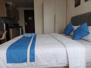 Postel nebo postele na pokoji v ubytování Cozy Studio Menteng Park Apartement