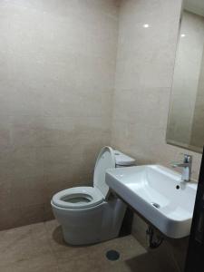 Koupelna v ubytování Cozy Studio Menteng Park Apartement