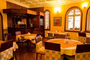 ein Speisesaal mit Tischen und Stühlen in einem Restaurant in der Unterkunft Hotel La Casona in Cuenca