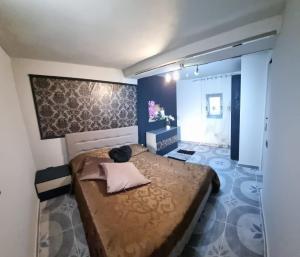 sypialnia z dużym łóżkiem w pokoju w obiekcie Villa la Perla w mieście Lampedusa +37 zdjęć