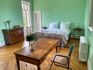 Postel nebo postele na pokoji v ubytování Le Château du Fort Villiers-Saint-Benoît