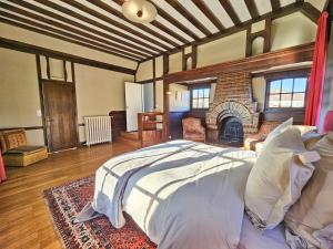 Postel nebo postele na pokoji v ubytování Le Château du Fort Villiers-Saint-Benoît