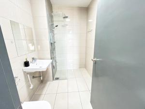Koupelna v ubytování Up to 5 Pax,1Bedroom- above Paradigm mall & Escape JB
