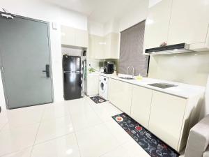 Kuchyň nebo kuchyňský kout v ubytování Up to 5 Pax,1Bedroom- above Paradigm mall & Escape JB