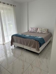 Una cama o camas en una habitación de Apartamento pântano do Sul