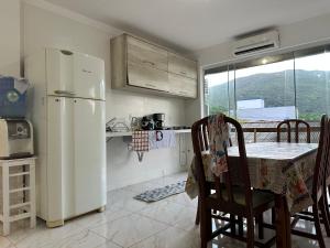 Una cocina o cocineta en Apartamento pântano do Sul