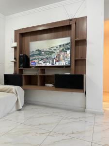 Una televisión o centro de entretenimiento en Apartamento pântano do Sul