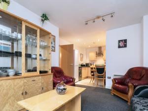 a living room with leather chairs and a table at PNJ Long Stay Central Manchester Accommodation in Manchester