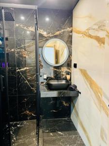 Ένα μπάνιο στο luxuri suite ''dezodava''