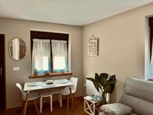 a living room with a table and chairs and a couch at Monte Subiedes, Apartamentos Valle de Camaleño in Camaleño
