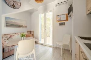 une cuisine et une salle à manger avec une table et des chaises dans l'établissement Residence Blu Mare, à San Vito Lo Capo