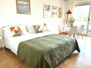 een slaapkamer met een bed, een tafel en stoelen bij Delmirani's Book Apartments - Vatican View in Rome