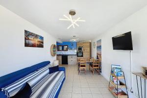 Televisyen dan/atau pusat hiburan di New magnifique T2 terrasse vue mer dans une résidence avec piscine