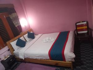 Una cama o camas en una habitación de Galaxy Inn Guest House