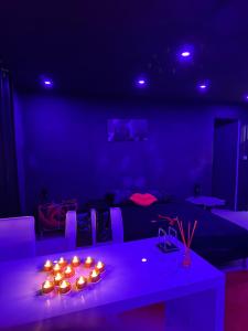 Fotografie z fotogalerie ubytování Love Room Passion Purple v destinaci Balaruc-le-Vieux