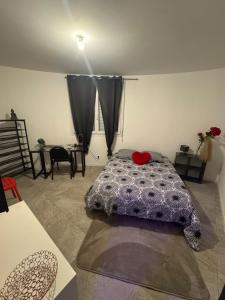 Postel nebo postele na pokoji v ubytování Love Room Passion Purple