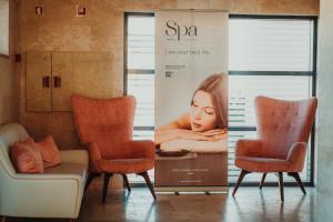 a sign in a waiting room with two chairs at Real Marina Hotel & Spa in Olhão