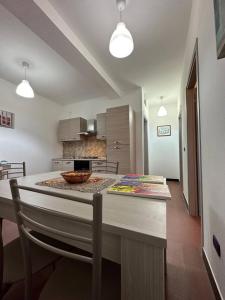 a kitchen with a table and chairs in a room at Melinda e Marlene in Ioppolo