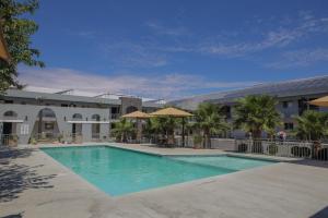 a swimming pool in front of a building at Hotel Villa del Sol in Ciudad Juárez +19 photos