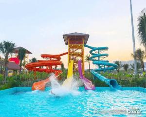 - un toboggan aquatique dans la piscine d'un complexe dans l'établissement Shi House -2BR Building S901 Cozy & Comfy Stay, à Long Bình