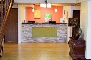 a lobby with a stone wall and a counter with at Motel 6-Springfield, OH in Springfield