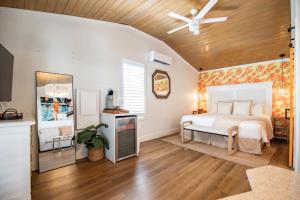 een slaapkamer met een bed en een plafondventilator bij Custom House Inn All in Key West