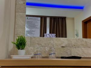 blat z okularami i lustrem na ścianie w obiekcie Sobe & apartmani " Ljupče " w mieście Jošanička Banja +37 zdjęć