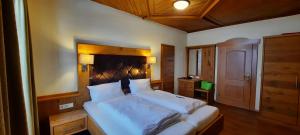 Postel nebo postele na pokoji v ubytování Hotel Gasthof Jägerhaus + 37 fotografií