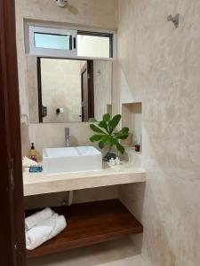un baño con lavabo y espejo en Villa Cayetano, en Mahahual 11 fotos más