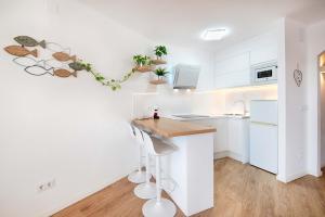 Kuchyň nebo kuchyňský kout v ubytování Estudio moderno con terraza y vistas al Mar + 36 fotografií