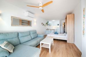 Posezení v ubytování Estudio moderno con terraza y vistas al Mar