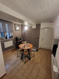 a dining room with a table and chairs in a room at Da Pietro e Sandra in La Spezia