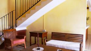 a bedroom with a bed and a desk and stairs at Villa calme 5 chambres, proche plage et terrasses in Port Louis