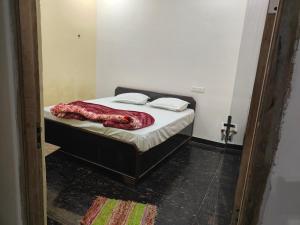 Postel nebo postele na pokoji v ubytování Sky inn paying guest house