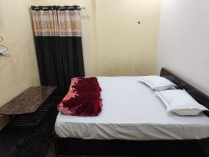 Postel nebo postele na pokoji v ubytování Sky inn paying guest house