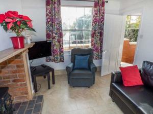 Ruang duduk di 1 Willow Cottage
