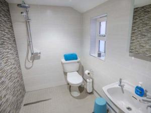 Bilik mandi di 1 Willow Cottage +8 gambar