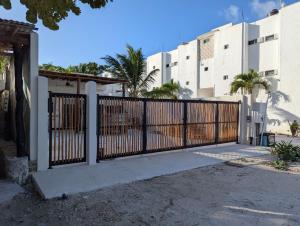 una puerta frente a un edificio con palmeras en Villa Cayetano, en Mahahual