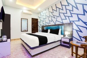 Una cama o camas en una habitación de Collection O Godowliya Varanasi