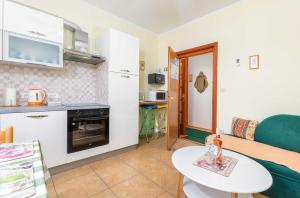 una sala de estar con un sofá y una mesa en Villa Nada in Fažana - Near the Beach, en Fažana 17 fotos más