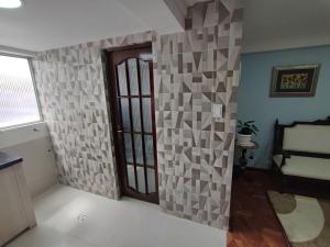 ein Wohnzimmer mit einer Tür in einem Zimmer in der Unterkunft La culta elegante in Sucre + 6 Fotos