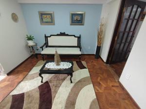 ein Wohnzimmer mit einer Couch und einem Couchtisch in der Unterkunft La culta elegante in Sucre