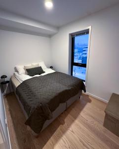 En eller flere senge i et værelse på Moderne leilighet ved sjøkanten