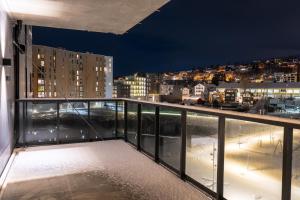 En balkon eller terrasse på Moderne leilighet ved sjøkanten + 6 billeder