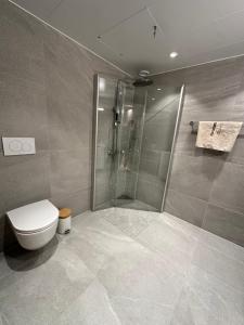 Et badeværelse på Moderne leilighet ved sjøkanten